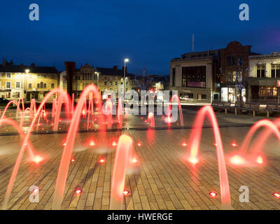 Beleuchteter Springbrunnen in Barnsley Pals Centenary Square an der Dämmerung Barnsley South Yorkshire in England Stockfoto