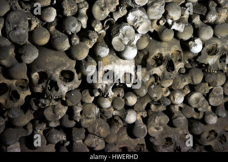 Das Beinhaus von Sedlec (Sedletz) dekoriert mit Totenköpfen und Knochen. Kutná Hora, Tschechische Republik Stockfoto