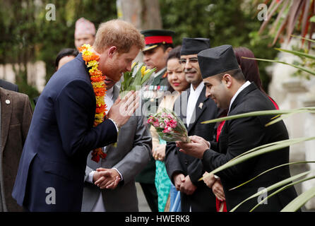 Prinz Harry tauscht ein Namaste-Gruß, wie er für eine Zeremonie anlässlich die Zweihundertjahrfeier der Beziehungen zwischen dem Vereinigten Königreich und Nepal bei der Botschaft von Nepal in London ankommt. Stockfoto