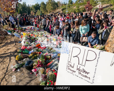 Fans sammeln durch die machen Verschiebung Denkmal für den Schauspieler Paul Walker, Star der "Fast and The Furious", am 8. Dezember 2013 in Valencia, Kalifornien. Foto von Francis Specker Stockfoto