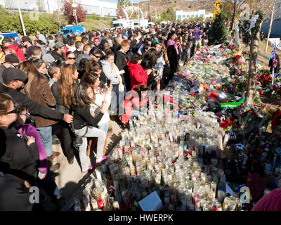 Fans sammeln durch die machen Verschiebung Denkmal für den Schauspieler Paul Walker, Star der "Fast and The Furious", am 8. Dezember 2013 in Valencia, Kalifornien. Foto von Francis Specker Stockfoto