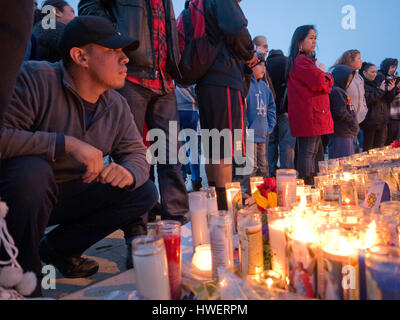 Fans sammeln durch die machen Verschiebung Denkmal für den Schauspieler Paul Walker, Star der "Fast and The Furious", am 8. Dezember 2013 in Valencia, Kalifornien. Foto von Francis Specker Stockfoto