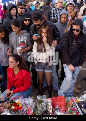Fans sammeln durch die machen Verschiebung Denkmal für den Schauspieler Paul Walker, Star der "Fast and The Furious", am 8. Dezember 2013 in Valencia, Kalifornien. Foto von Francis Specker Stockfoto