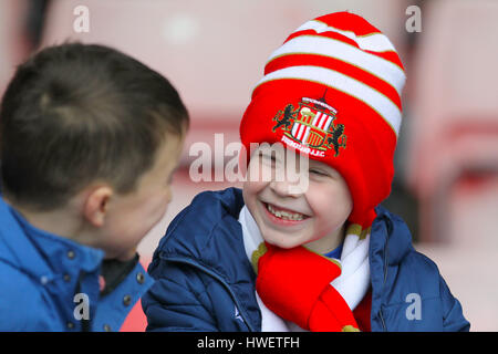 Ein junger Fan Sunderland lächelt auf der Tribüne Stockfoto