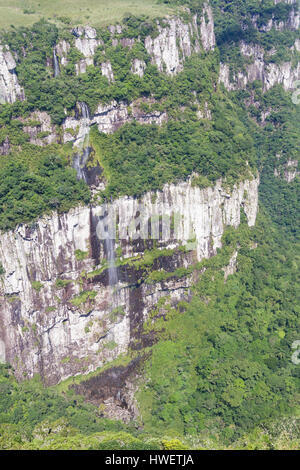 Wasserfall im Fortaleza Canyon, Cambara do Sul, Rio Grande do Sul, Brasilien Stockfoto