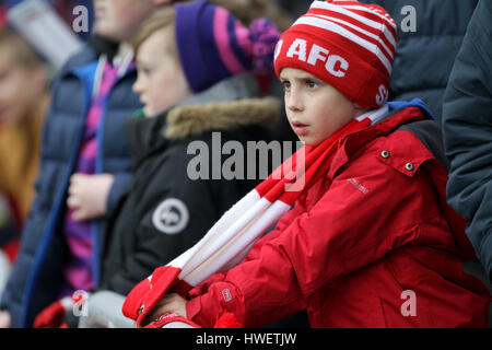 Ein junger Sunderland-Fan auf der Tribüne Stockfoto