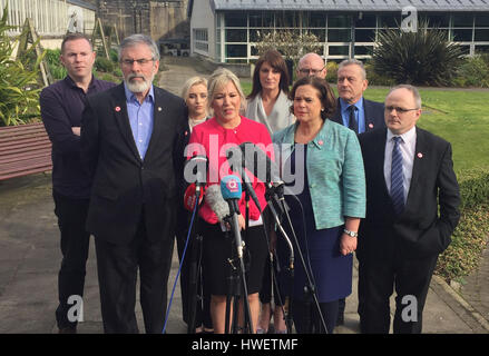 (Vordere Reihe von links nach rechts) Sinn Féin Gerry Adams, Michelle O'Neill und Mary Lou McDonald sprechen Sie mit den Medien umgeben von Parteikollegen in Stormont Castle in Belfast. Stockfoto