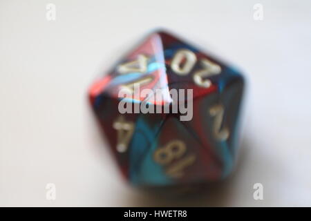 Nahaufnahme von einem Würfel D20 verwendet um zu Dungeons &amp; Dragons spielen. Rollen bestimmen die Ergebnisse der verschiedenen Situationen für Spieler-Charaktere. Stockfoto