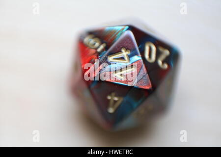 Nahaufnahme von einem Würfel D20 verwendet um zu Dungeons &amp; Dragons spielen. Rollen bestimmen die Ergebnisse der verschiedenen Situationen für Spieler-Charaktere. Stockfoto