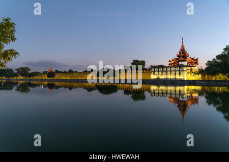 Wassergraben äh Höhle Königspalast in Mandalay in der Abenddämmerung, Myanmar |  Graben und Bastion des Königspalastes Mandalay in Mandalay in der Abenddämmerung, meine Stockfoto