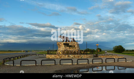 Skulptur des Bären auf dem Denkmal mit der Inschrift: Hier beginnt Russland - Kamtschatka Stockfoto
