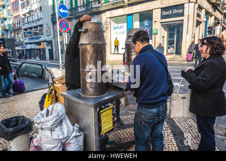 Stehen Sie mit gerösteten Kastanien zum Verkauf in Santo Ildefonso Bezirk von Porto Stadt auf der iberischen Halbinsel, zweitgrößte Stadt in Portugal Stockfoto