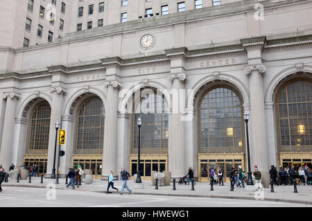 Menschen außerhalb Tower City Center in der Innenstadt von Cleveland, Ohio, USA Stockfoto