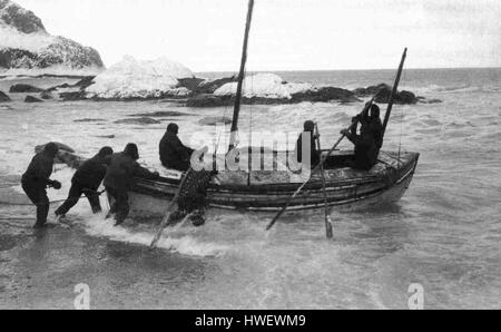 Start der James Caird von der Küste von Elephant Island, 24. April 1916. Stockfoto