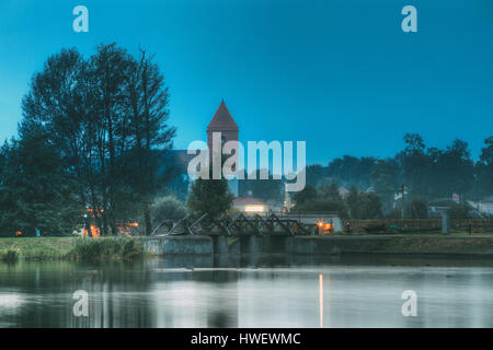 Mir, Weißrussland. Landschaft von Saint Nicolas römische katholische Kirche am Abend oder Nacht In Mir, Weißrussland. Berühmte Wahrzeichen. Stockfoto