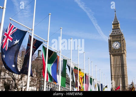 Commonwealth-Fahnen vor Parliament Square, Big Ben, Westminster, London, UK Stockfoto