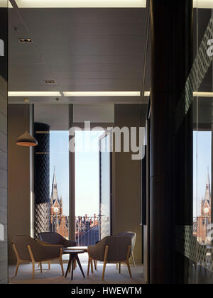 Konferenz Raum & Blick auf die Stadt. Bratrost Office Interior, London, Vereinigtes Königreich. Architekt: März und Weiß, 2014. Stockfoto