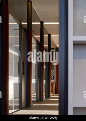 Flur. Bratrost Office Interior, London, Vereinigtes Königreich. Architekt: März und Weiß, 2014. Stockfoto