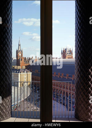 Blick durch Fenster. Rost-Büroeinrichtung, London, Vereinigtes Königreich. Architekt: März und weiße, 2014. Stockfoto