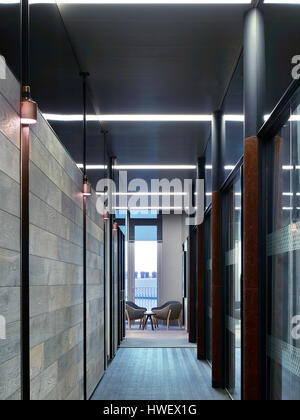 Flur. Bratrost Office Interior, London, Vereinigtes Königreich. Architekt: März und Weiß, 2014. Stockfoto