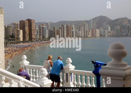 Apartment-Hochhäuser und Hotels direkt am Meer, Provinz Playa Levante Strand, Benidorm, Alicante, Spanien Stockfoto