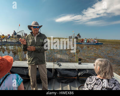 Touristen genießen Sie eine Airbootsfahrt im Sawgrass Recreation Park Hoffnung, wilde Florida Everglades Alligatoren zu sehen Stockfoto