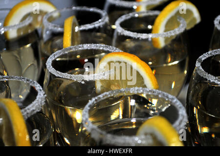 Glas Wermutwein mit einer Scheibe Zitrone konzentriert, dünn gezeichnete Oberseite des Glases mit einer Schicht von süßen Zucker im Restaurant, Novi Sad, Serbien Stockfoto