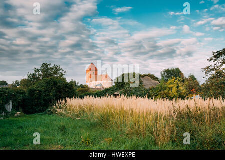 Mir, Weißrussland. Landschaft der Dorfhäuser und Saint Nicolas römisch-katholische Kirche In Mir, Belarus. Berühmte Wahrzeichen. Stockfoto