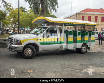 Pick Up Trucks umgewandelt, Taxifahrzeuge, nehmen Touristen In St. Thomas auf Inselrundfahrten, sie Shuttle auch Einheimische und Besucher rund um Charlotte Amalie Stockfoto