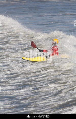 Ein Surf-Kajakfahrer Paddel heraus in den Pazifischen Ozean Wellenschlag, Ocean Shores, WA. Stockfoto