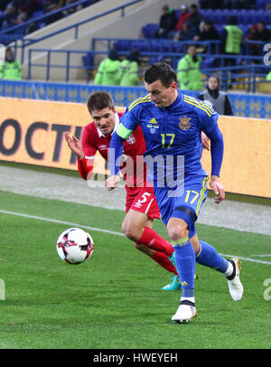 Charkiw, Ukraine - 15. November 2016: Artem Fedetskiy von Ukraine (R) kämpft für einen Ball mit Aleksandar Ignjovski von Serbien während ihrer Freundschaftsspiel Stockfoto