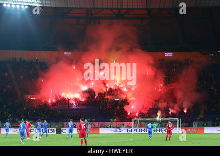 Charkiw, Ukraine - 15. November 2016: Ukrainische Ultra Unterstützer (Ultras) brennen Fackeln beim Freundschaftsspiel zwischen der Ukraine und Serbien bei Metalist Sta Stockfoto