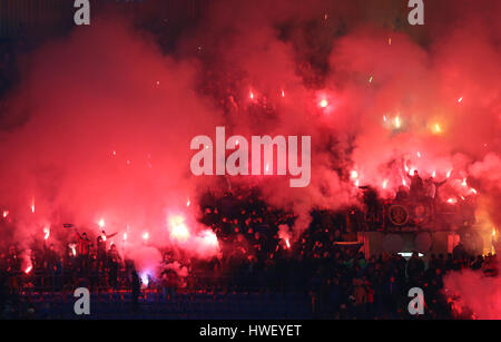 Charkiw, Ukraine - 15. November 2016: Ukrainische Ultra Unterstützer (Ultras) brennen Fackeln beim Freundschaftsspiel zwischen der Ukraine und Serbien bei Metalist Sta Stockfoto