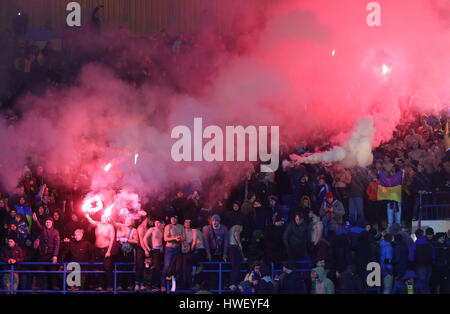 Charkiw, Ukraine - 15. November 2016: Ukrainische Ultra Unterstützer (Ultras) brennen Fackeln beim Freundschaftsspiel zwischen der Ukraine und Serbien bei Metalist Sta Stockfoto