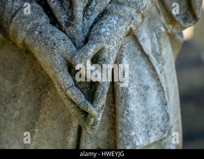 Nahaufnahme Detail von verwitterten Hände der Engel steinerne Statue, St Mary's Parish Kirchhof, Haddington, East Lothian, Schottland, Großbritannien Stockfoto