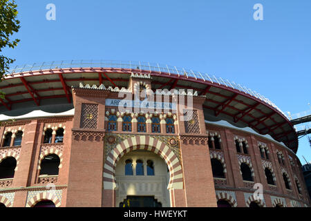 Blick auf das Einkaufszentrum Las Arenas (alte Stierkampfarena) in Barcelona, Spanien Stockfoto