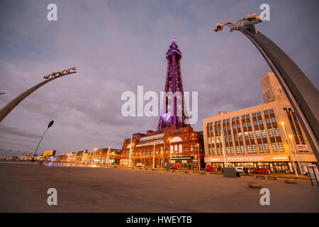 Blackpool - ein Badeort an der irischen See Englands. Blackpool Tower in lila Licht beleuchtet. Stockfoto