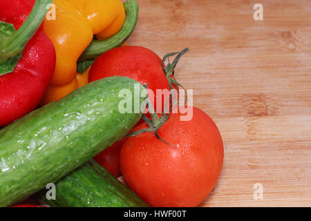 Paprika, Tomaten, Gurken, frischen und gewaschenen auf einem Holzbrett Stockfoto