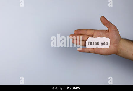 Vielen Dank an kleinen weißen Zettel in seiner Hand Stockfoto
