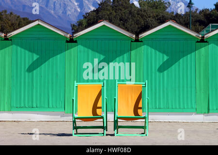 Forte dei Marmi Winter grüne Meer Hütten mit zwei deckchairs.in vor Ihnen Stockfoto