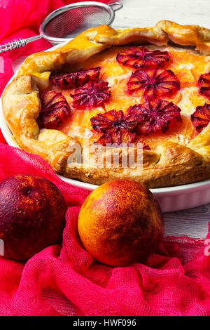 Gebackener Käsekuchen mit reifer Orangen in der Backform Stockfoto