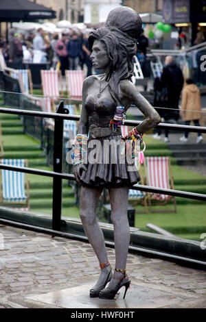 Bronzestatue des verstorbenen Sängerin Amy Winehouse von Scott Eaton in Camden market Stockfoto