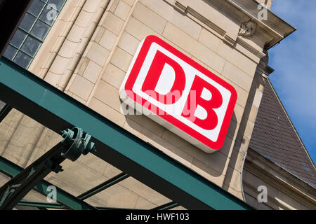 DB-Logo in Koblenz Hauptbahnhof (Hauptbahnhof). Deutsche Bahn AG ist die größte Eisenbahn-Betreiber und Eigentümer der Infrastruktur in Europa. Stockfoto