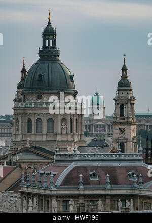 Stephanusbasilika in Budapest mit dahinterliegigem Königspalast Stockfoto