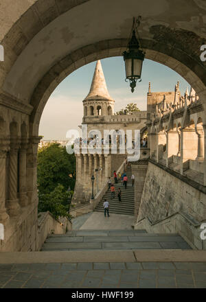 Touristen an der Fischerbastei in Budapest, Ungarn Stockfoto