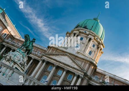 Der königliche Palast in Budapest mit der Statue von Eugen von Savoyen Stockfoto