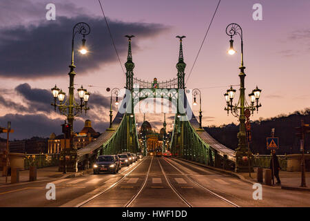 Die Szabadság / Liberty Bridge in Budapest in der Dämmerung Stockfoto