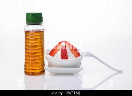 Honig, Quark und Erdbeere, Zutaten für ein DIY Gesichtsmaske für fettige Haut oder einen leckeren Snack Stockfoto