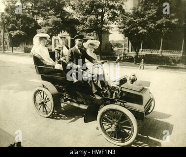 Antike c1905 Foto, ein Mann und drei Frauen fahren in einem Cadillac Modell B 1904 Tonneau in Hornell, New York. QUELLE: ORIGINAL FOTOABZUG. Stockfoto