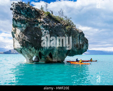 Tourist im Kajak auf dem Marmor paddeln Höhlen in der Nähe von Rio Tranquilo, einem Dorf an der Carretera Austral, Patagonien, Chile Stockfoto